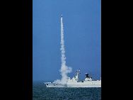 対空ミサイル｢紅旗16号｣を打ち上げるミサイル護衛艦｢黄山｣