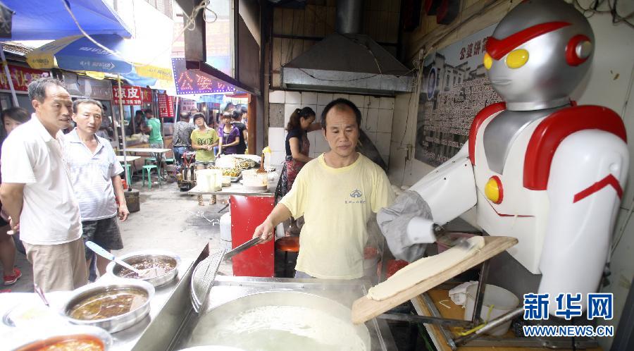 刀削麺を作る「ウルトラマン」_China.org.cn