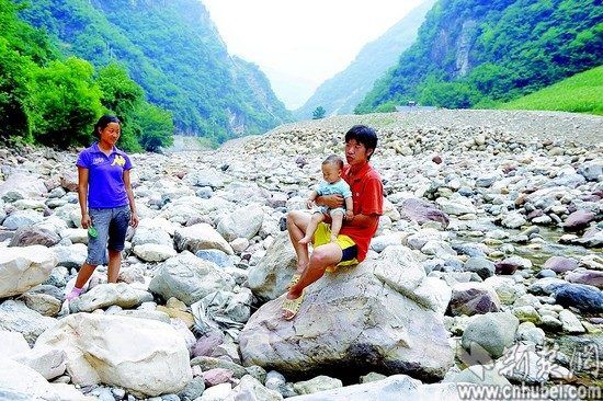 饶家河电站发电后，玉泉河断流，宋洛村从渔村变成“石头村” 记者陈勇摄