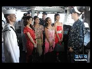 米原子力空母｢ロナルド・レーガン｣が12日に香港に到着し、4日間にわたる訪問を開始した。翌日、｢2011年ミス香港コンテスト｣のトップ3に輝いた朱晨麗さん、朱希敏さん、許亦妮さんらが乗艦、空母を見学し、米軍の将兵たちと交流した。 ｢中国網日本語版(チャイナネット)｣　2011年8月15日