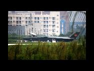 中国が自主開発した新型ステルス戦闘機｢殲20(J20)｣が14日と15日、2日続けて数回の試験飛行を行った。軍事マニアたちが撮影した写真には、その操縦室がはっきり写っている。 ｢中国網日本語版(チャイナネット)｣　2011年8月17日