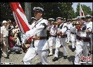 8月15日は世界反ファシズム戦争勝利66周年の記念日だ。日本の一部の右翼分子と第2次世界大戦の老兵が当時の日本軍軍服を着用し、靖国神社を訪れ参拝した。 「人民網日本語版」2011年8月17日