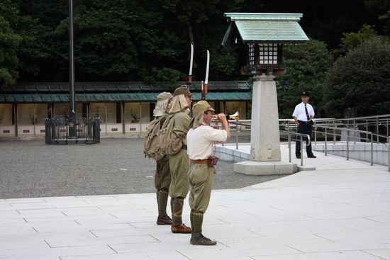 資料写真:軍服を着用して靖国神社を参拝する日本の庶民