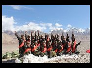 海抜4200メートルを超える西北地域のある高原で20日、新疆軍区某部陸軍特殊部隊の兵士18人は高さ500メートル上空を飛行するヘリコプターから飛び降り、初の高原の寒冷地帯におけるパラシュート降下に成功した。 ｢中国網日本語版(チャイナネット)｣　2011年8月22日