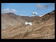海抜4200メートルを超える西北地域のある高原で20日、新疆軍区某部陸軍特殊部隊の兵士18人は高さ500メートル上空を飛行するヘリコプターから飛び降り、初の高原の寒冷地帯におけるパラシュート降下に成功した。 ｢中国網日本語版(チャイナネット)｣　2011年8月22日