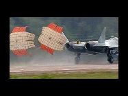 奇数年の8月に開催されるロシア最大の航空ショーであるモスクワ航空ショーが15日に開幕した。今年の航空ショーの目玉となるロシア第5世代ステルス闘機T50は、滑走路で加速して離陸しようとしていたところ、右側のエンジンが発火し、アクロバットショーを緊急停止した。｢中国網日本語版(チャイナネット)｣　2011年8月23日