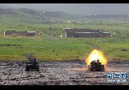　2011年度富士総合火力演習で23日、射撃を行なう90式戦車。