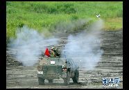 2011年度富士総合火力演習で23日、01式対戦車ミサイルを発射する自衛隊員。日本の自衛隊は23日、静岡県で2011年度富士総合火力演習を開始した。今回の演習で自衛隊は数多くの戦闘車輌や火砲、ヘリコプターを出動、人員約2400人が参加した。3月11日の震災以来、日本の自衛隊が実施した最大規模の実弾演習だ。