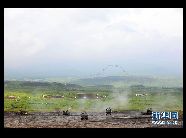 2011年度富士総合火力演習で23日、目標に向って発射され、富士山の形を描くロケット。