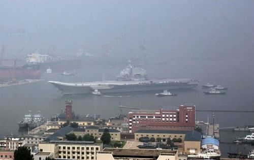 資料写真:中国初の空母が14日午前、4日間の海上試験航行を終えて、大連造船所の停泊地に戻った。