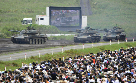 日本陆上自卫队28日公开展示了“富士综合火力演习”。摄于静冈县的东富士演习场。（共同社）