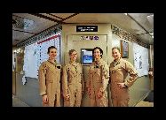 ペンタゴンの統計によると、米国空軍の女性スタッフは6万7000人に達し、全体の15％を占めることがわかった。そのうち、1000人近くの女性パイロットが戦闘機F22、高高度偵察機｢U2｣、輸送機｢C-130｣などを操縦している。また、士官のうち、女性士官は14％を占め、20年前の2％よりずっと高くなっている。 ｢中国網日本語版(チャイナネット)｣　2011年9月1日