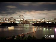 日本の芝浦ふ頭とお台場を結ぶ、東京湾に架けられた美しい吊り橋『レインボーブリッジ』。首都高速11号台場線、一般道、ゆりかもめのほか、無料で通れる約1.7kmの遊歩道があり、東京湾を行き交う船や、東京ウォーターフロントの景色を眺めながらのんびりと散策することができる。