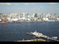 日本の芝浦ふ頭とお台場を結ぶ、東京湾に架けられた美しい吊り橋『レインボーブリッジ』。首都高速11号台場線、一般道、ゆりかもめのほか、無料で通れる約1.7kmの遊歩道があり、東京湾を行き交う船や、東京ウォーターフロントの景色を眺めながらのんびりと散策することができる。 ｢中国網日本語版(チャイナネット)｣　2011年9月1日