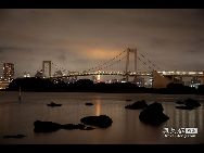 日本の芝浦ふ頭とお台場を結ぶ、東京湾に架けられた美しい吊り橋『レインボーブリッジ』。首都高速11号台場線、一般道、ゆりかもめのほか、無料で通れる約1.7kmの遊歩道があり、東京湾を行き交う船や、東京ウォーターフロントの景色を眺めながらのんびりと散策することができる。 ｢中国網日本語版(チャイナネット)｣　2011年9月1日