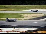 ｢AF-10｣、｢AF-11｣の番号が付けられた米空軍のF35Aシリーズの戦闘機2機は8月31日、第33戦闘機編隊に属する2機のF16に護衛され、フロリダ州のエグリン空軍基地に到着した。 ｢中国網日本語版(チャイナネット)｣　2011年9月1日