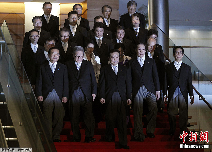 日本新内阁集体亮相