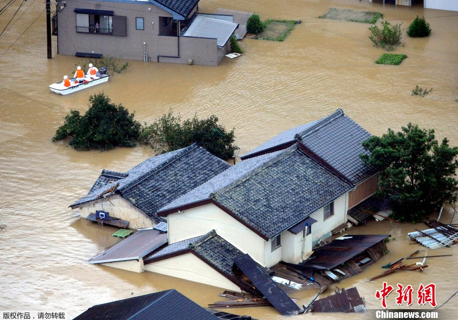 写真は日本西部、多くの家屋が洪水で破壊された。