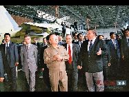 朝鮮の最高指導者である金正日（キム・ジョンイル）総書記は8月11日、専用列車でシベリアに到着し、サイエンスシティ、航空機大手スホーイなどが出資する合弁企業「NAPO（ノボシビルスク航空機生産合同）」などを訪れた。また、特別にロシア空軍向けの戦闘機｢スホーイ34(Su-34)｣の生産ラインを見学した。 ｢中国網日本語版(チャイナネット)｣　2011年9月5日