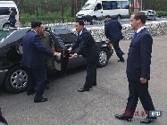 朝鮮の最高指導者である金正日（キム・ジョンイル）総書記は8月11日、専用列車でシベリアに到着し、サイエンスシティ、航空機大手スホーイなどが出資する合弁企業「NAPO（ノボシビルスク航空機生産合同）」などを訪れた。また、特別にロシア空軍向けの戦闘機｢スホーイ34(Su-34)｣の生産ラインを見学した。 ｢中国網日本語版(チャイナネット)｣　2011年9月5日