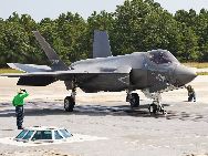 米海軍で運用される艦載型｢F-35C｣の試験機｢CF-3｣が7月27日から、ニュージャージー州レイクハースト海軍航空技術基地で、3週間にわたる、初の蒸気カタパルトを使用した射出試験を実施した。 ｢中国網日本語版(チャイナネット)｣　2011年9月5日