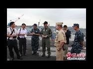 日本の議員の協力の下、環球時報の記者は8月28日に横須賀基地訪問を申請、同月31日に許可が下り、中国に最も近い米軍空母「ジョージ・ワシントン」に乗船した。今回の訪問に、米軍側は非常にフォーマルな準備をしており、在日米海軍司令部のネイランド広報事務官と2人の助手が付き添った。｢中国網日本語版(チャイナネット)｣　2011年9月5日