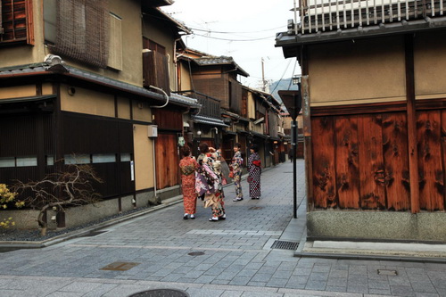 穿着和服游京都 体验从前当地人的生活