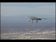 今年2月4日、米国のエドワーズ空軍基地で初飛行に成功した米海軍の次世代無人攻撃機｢X-47B｣は、2013年に実際の空母を使った離着陸テストを実施する計画だ。将来的に、日本を拠点とする第7空母打撃群に配備されるという。 ｢中国網日本語版(チャイナネット)｣　2011年9月15日