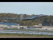 米空軍は21日、酸素システムへの懸念で4か月間にわたって飛行が禁止されるという異例の事態になっていた米最新鋭ステルス戦闘機｢F22ラプター｣の飛行を再開させた。写真はアラスカ州のエルメンドルフ空軍基地とホロマン空軍基地に配備された｢F22ラプター｣の飛行訓練だ。 ｢中国網日本語版(チャイナネット)｣　2011年9月27日