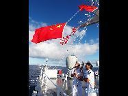 現地時間9月29日午前8時、キューバなどラテンアメリカ４カ国を訪問中の中国海軍の医療船「平和の箱舟」号は国旗掲揚式を行い、新中国成立62周年を迎えた。 ｢新華網日本語｣より　2011年10月1日