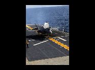 米海軍の短距離離陸･垂直着陸（STOVL）機のF-35Bが3日、大西洋で初めての試験飛行に成功した。強襲揚陸艦「ワスプ」級で実施される今回の試験飛行は、主に海上におけるF-35Bの離着陸能力をテストし、少なくとも2週間続くという。 ｢中国網日本語版(チャイナネット)｣　2011年10月8日