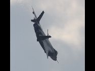 環球網国際軍事情報センターが13日に伝えたところによると、中国が自主開発した次世代ステルス戦闘機｢殲20(J20)｣はこのほど、新たな試験飛行を実施し、機動能力を全面的にテストした。写真には、離陸したJ20が尾部から吐いた青い炎がはっきり写っている。 ｢中国網日本語版(チャイナネット)｣　2011年10月14日