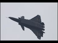 環球網国際軍事情報センターが13日に伝えたところによると、中国が自主開発した次世代ステルス戦闘機｢殲20(J20)｣はこのほど、新たな試験飛行を実施し、機動能力を全面的にテストした。写真には、離陸したJ20が尾部から吐いた青い炎がはっきり写っている。 ｢中国網日本語版(チャイナネット)｣　2011年10月14日