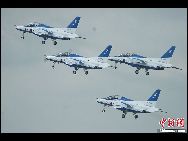 日本の自衛隊の航空観閲式が16日、茨城県の航空自衛隊百里基地で行われた。野田佳彦首相と一川保夫防衛大臣が出席し、観閲した。 ｢中国網日本語版(チャイナネット)｣　2011年10月17日