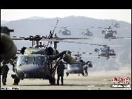 韓国海軍陸戦隊の将兵たちは10月28日、ヘリコプターや戦車に乗って、白翎島（ペンニョンド）の沙串海岸に行き、｢西北島嶼防衛演習｣を実施した。 ｢中国網日本語版(チャイナネット)｣　2011年11月1日