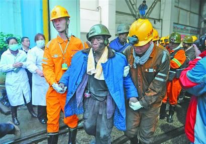 河南省の炭鉱事故で67人救出