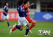 写真は試合中の中国チームの呂悦雲選手（右）2011年サッカーU-16（16歳以下）女子アジア選手権は11月7日、中国江蘇省南京市で行われた。 