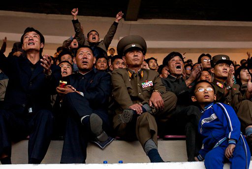 ピョンヤンのサポーターがサッカー観戦：朝鮮対ウズベキスタン 