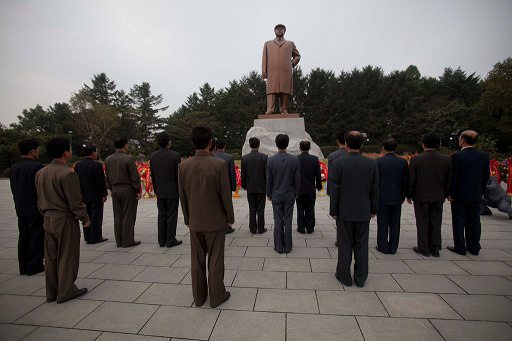 金日成像を仰ぎ見る朝鮮市民 