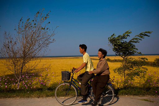 朝鮮東部の町・ウォンサンで出会った自転車に乗った夫婦 