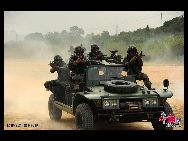 南京軍区某特殊部隊がこのほど、福建省北部の山岳地域で野戦訓練を実施し、情報化の条件の下での防衛作戦能力を鍛えた。 撮影者：徐軍剛 ｢中国網日本語版(チャイナネット)｣　2011年11月13日