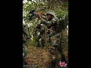 南京軍区某特殊部隊がこのほど、福建省北部の山岳地域で野戦訓練を実施し、情報化の条件の下での防衛作戦能力を鍛えた。 撮影者：徐軍剛 ｢中国網日本語版(チャイナネット)｣　2011年11月13日
