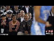 米大学バスケットボールの開幕戦が11日、史上初めてカリフォルニア州のコロナド海軍基地に停泊している空母｢カールビンソン｣の飛行甲板で行われ、オバマ大統領夫妻も観戦に訪れた。  ｢中国網日本語版(チャイナネット)｣　2011年11月14日 