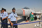 「JF-17」（梟竜）戦闘機のそばに立つパキスタンのパイロットたち。  