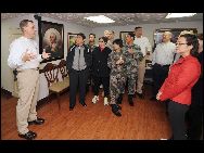 中国人民解放軍駐香港部隊の司令官である周松少将は8日、解放軍駐香港部隊の代表や香港の市民を率いて、補給と休養のため香港に寄港した米海軍の原子力空母｢ジョージ・ワシントン｣に乗艦、見学した。これは、人民解放軍が米海軍空母を訪問する貴重なチャンスである。 ｢中国網日本語版(チャイナネット)｣　2011年11月15日