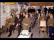 1980年、中国の国防部長だった耿飈(コウ　ヒョウ)氏を伴って米国を訪問した劉華清副総参謀長(当時)は、米国海軍の空母｢キティホーク｣に乗艦、見学した。中国人民解放軍が米海軍の空母に乗艦したのはこれが初めてだった。 ｢中国網日本語版(チャイナネット)｣　2011年11月16日