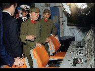 1980年、中国の国防部長だった耿飈(コウ　ヒョウ)氏を伴って米国を訪問した劉華清副総参謀長(当時)は、米国海軍の空母｢キティホーク｣に乗艦、見学した。中国人民解放軍が米海軍の空母に乗艦したのはこれが初めてだった。 ｢中国網日本語版(チャイナネット)｣　2011年11月16日