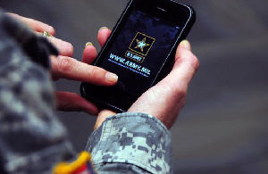 美国陆军士兵正在使用配发的iPhone智能手机