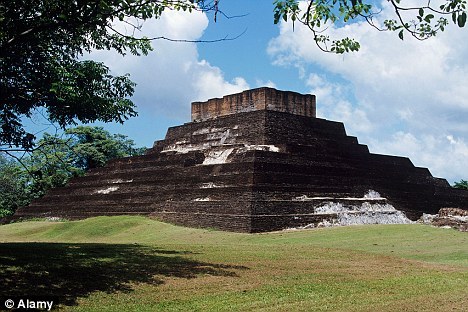 墨西哥国家人类学与历史研究所的考古学家承认他们发现了另一个提及2012年世界末日预言的文字记录。这一文字记录刻在一块砖上，是在科马卡科废墟发现的