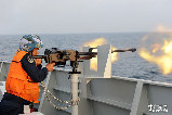 11月30日午後、中国海軍護衛艦隊の第10陣はアテン湾東部の海域で実弾射撃訓練を実施した。写真は実弾射撃訓練を行う「海口」号駆逐艦上の兵士。 